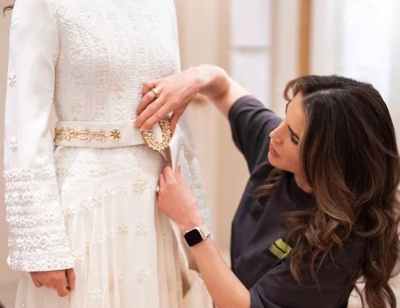 الأميرة إيمان تقترض حزام الملكة رانيا قبل الزفاف بالحناء| صور