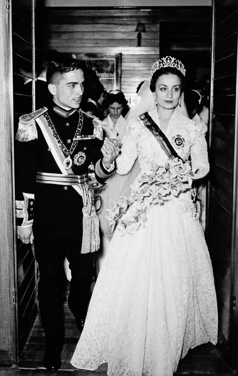 تزوج العاهل الأردني الملك حسين من زوجته الأولى دينا بنت عبد الحميد ، ملكة الأردن السابقة