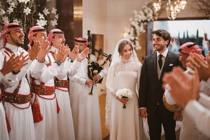 من هي الشخصيات العربية التي حضرت حفل زفاف الأميرة إيمان في الأردن؟