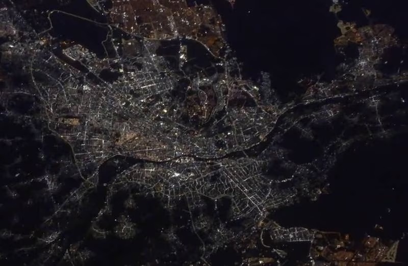 سلطان النيادي ينقل تحية لمصر من محطة الفضاء الدولية| فيديو