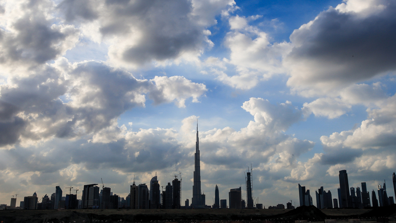 طقس الإمارات: تحذير من عاصفة ترابية لسائقي السيارات