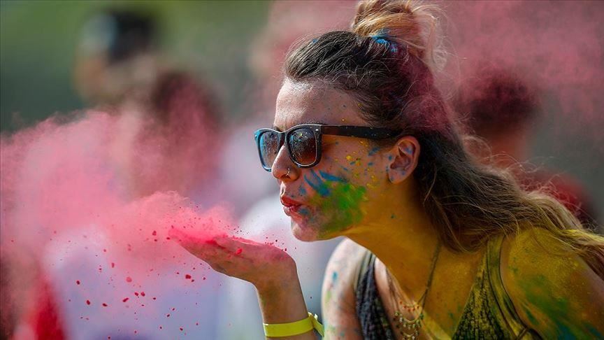 ما هو مهرجان الألوان الهندي ولماذا يحتفل العالم به؟