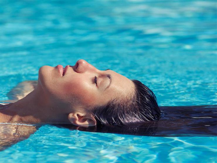 كيفية حماية شعرك من آثار الكلور في حمامات السباحة: النصائح الأساسية