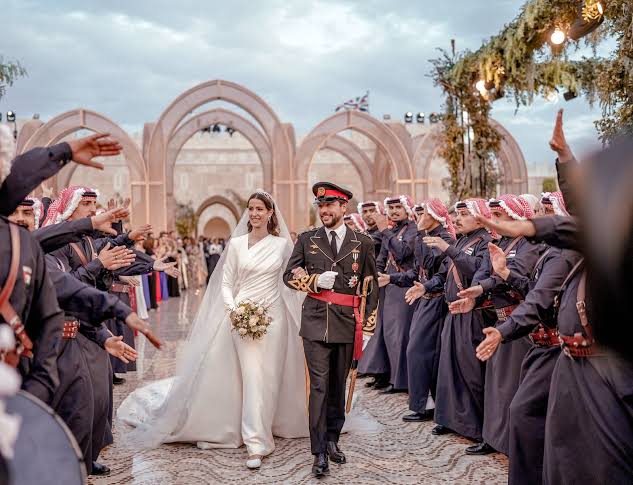 أفراد العائلة المالكة في الأردن يشاركون أول أمنيات العيد منذ الزفاف