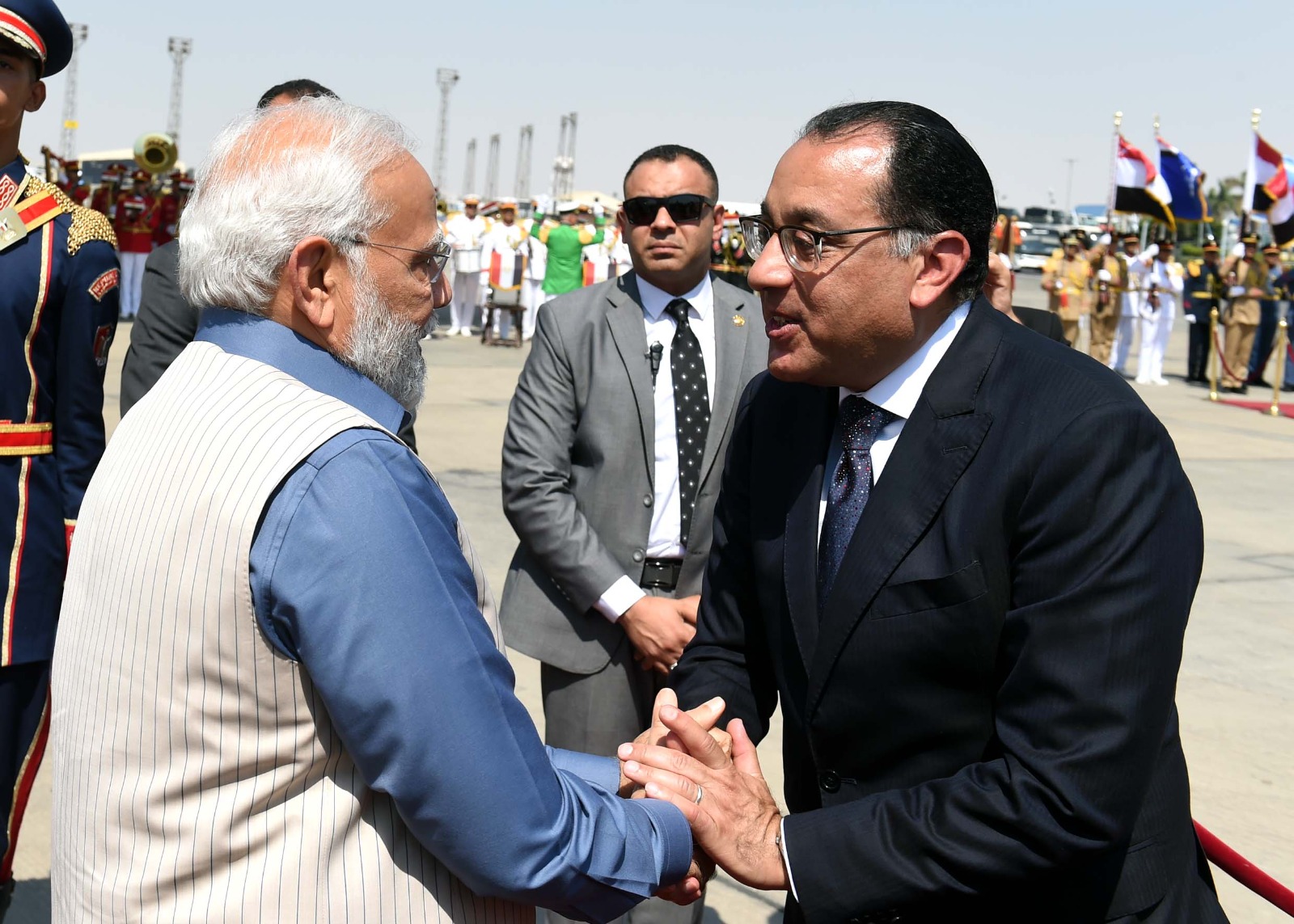 مدبولى يستقبل رئيس الوزراء الهندى والوفد المرافق له بمطار القاهرة (1)
