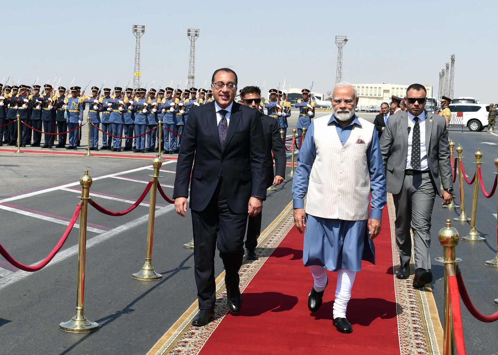 مدبولى يستقبل رئيس الوزراء الهندى والوفد المرافق له بمطار القاهرة (2)