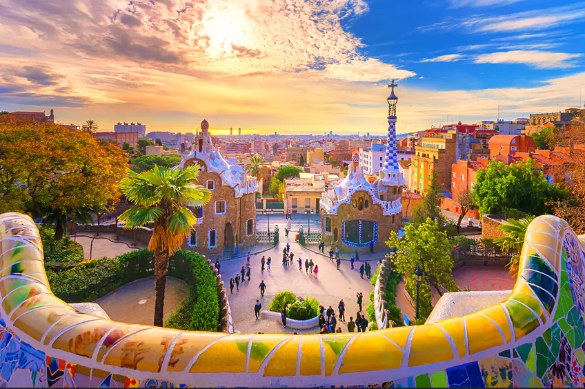 استكشف روعة برشلونة: موقعًا سياحيًا يجب زيارتها 2023