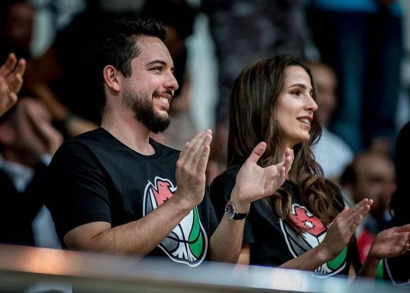 الأمير حسين والأميرة رجوى يدعمان فريق كرة السلة الأردني في قمصان متطابقة