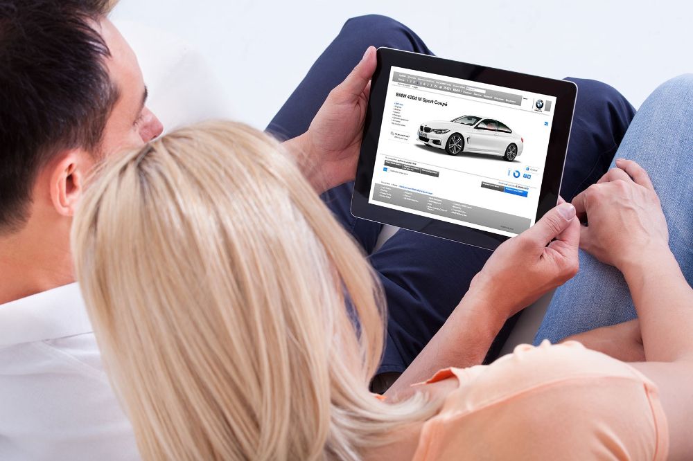 استكشف إيجابيات وسلبيات شراء السيارات عبر الإنترنت